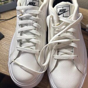 Nike White Low-Top Sneakers – Women’s 10